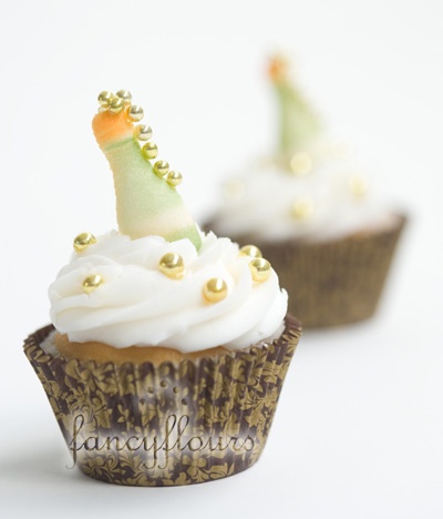 Garrafinhas de champagne ficam uma graça na decoração do cup cake (Foto: Reprodução)